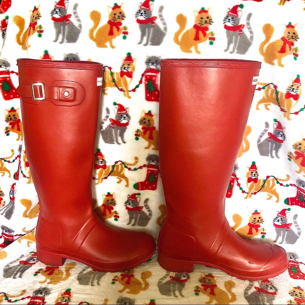 Hunter red PACKABLE size 5 but fits a 6